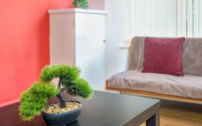 Red Retreat | 7 Beds | Parking | Smart TV | WiFi