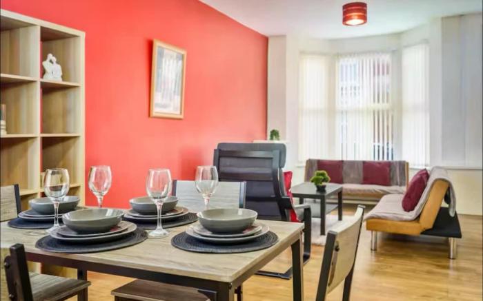 Red Retreat | 7 Beds | Parking | Smart TV | WiFi