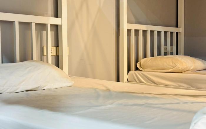 Sukhum Charoen Krung Tak-Sin bridge guest house