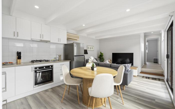 2-Bed Rosebud Apartment with BBQ & Garden