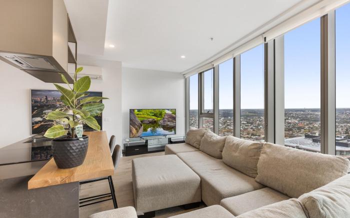 Gorgeous High-Rise Unit with Sky Bar, Pool and Gym