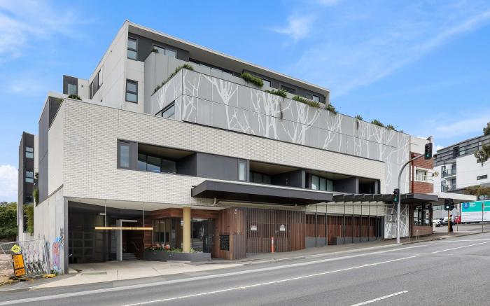 Modern 2-Bed Ivanhoe unit with Parking