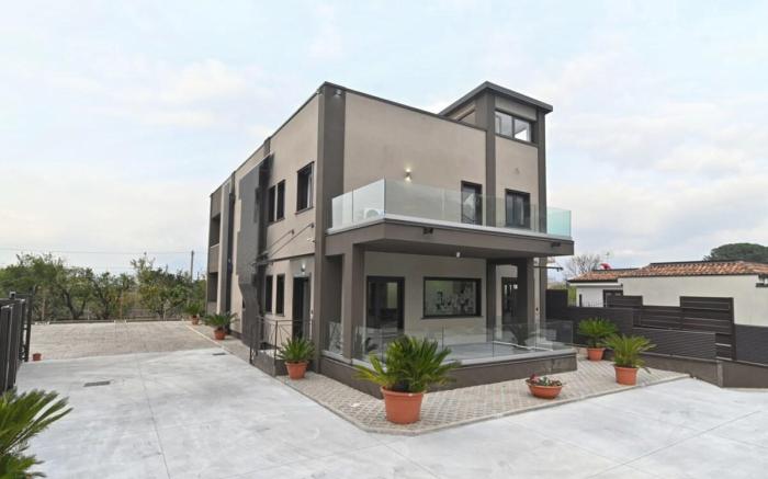 Coast to Coast Pool, Stanza minori