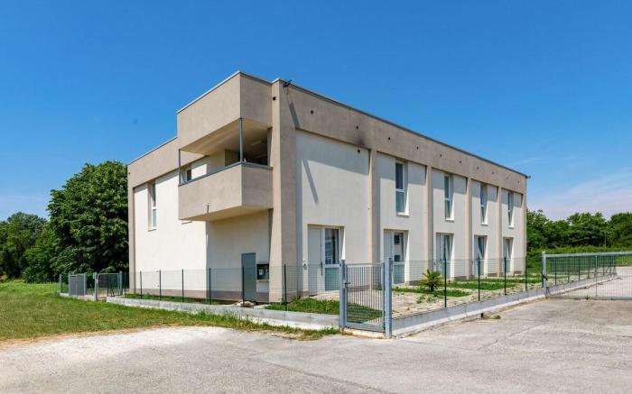 Modern Room near Venice & Airport – Free Parking 9