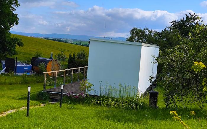 Tiny House Black Swallow se saunou a bazénem