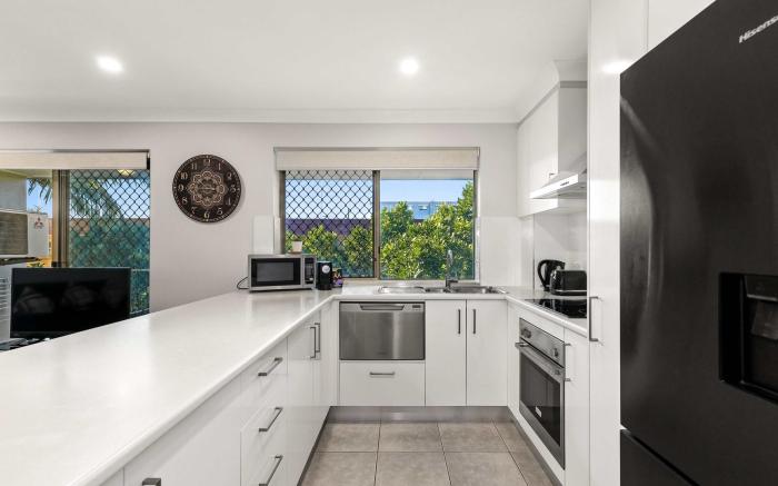 Charming 3-bed Apartment near Local Shops