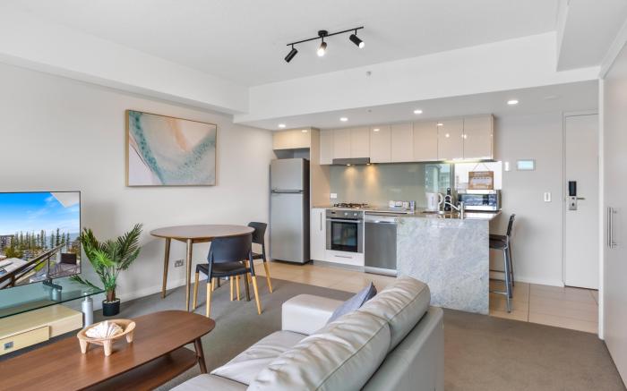 Feel The Sea Breeze: 1-Bed with Pool, Gym & views