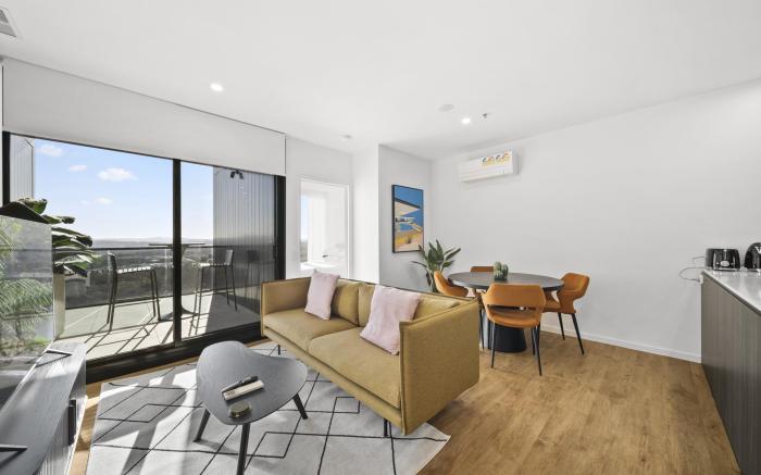 Refined 2-Bed With Luxurious Building Amenities