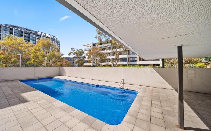 Elegant 2-Bed with Pool, Alfresco Dining & Balco