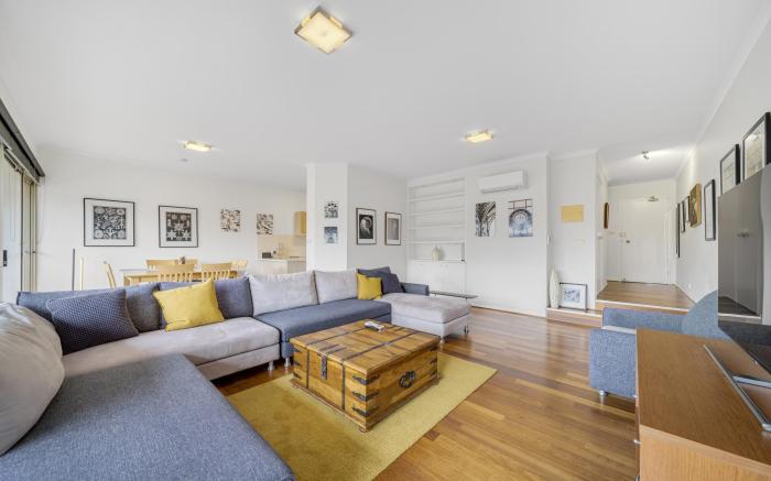 Bright 2-Bed with Private Balcony by Telopea Park