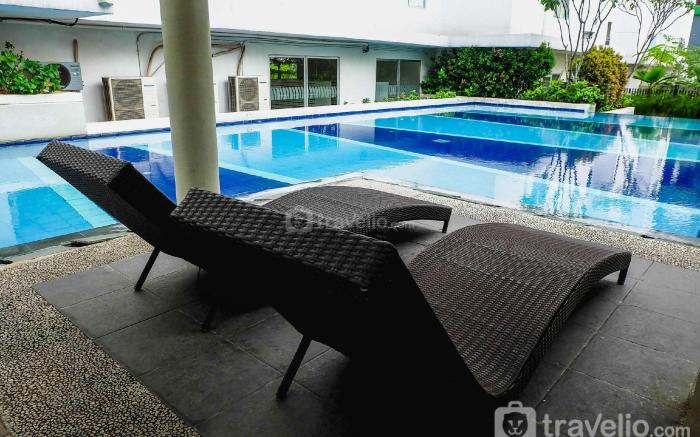 Pool View 2BR Bassura City Apartment By Travelio