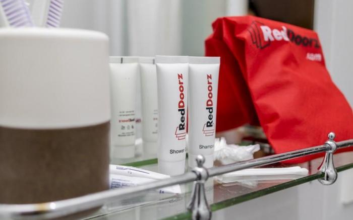RedDoorz Plus near Green Pramuka Square Mall