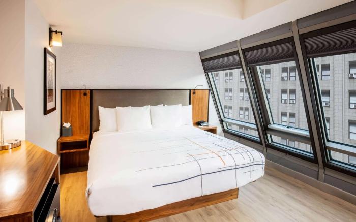 La Quinta Inn & Suites by Wyndham Times Square South