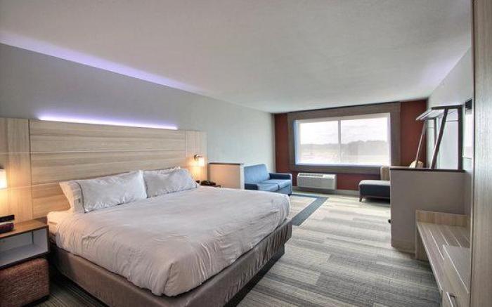 Holiday Inn Express & Suites Fond Du Lac