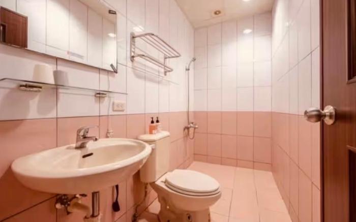 墾丁恆春古城雙人房帶獨立衛浴/洗衣機/烘乾機/飲水機/65寸液晶電視/步行轉運站5-7分鐘b