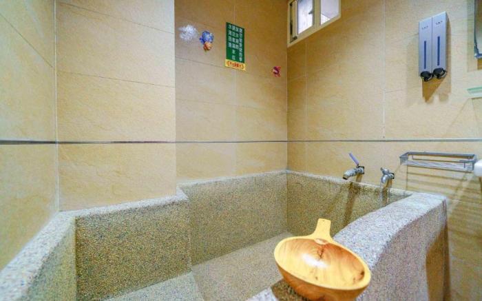 松松湯宿加大雙人床(礁溪市中心免費停車場溫泉浴池)1