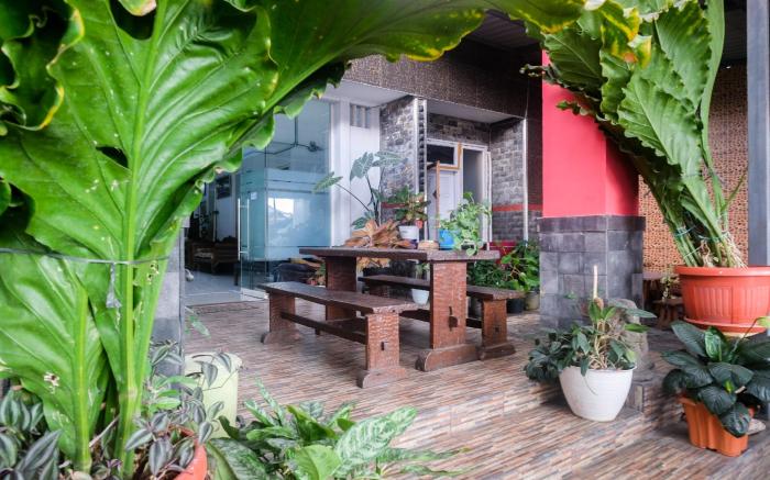 RedDoorz near Batik Tulis Celaket 2