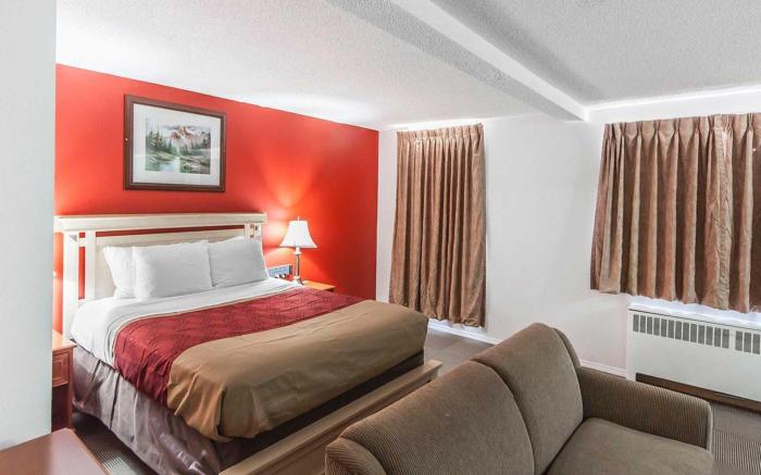 Econo Lodge Inn & Suites