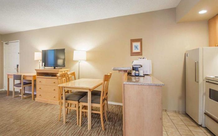 Econo Lodge Inn & Suites
