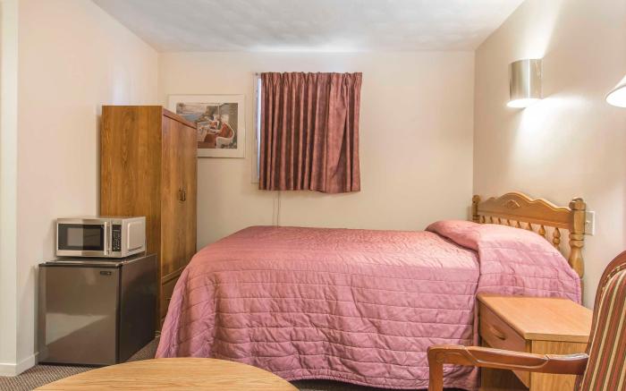Econo Lodge  Inn & Suites