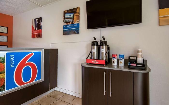 Motel 6 New Stanton, PA