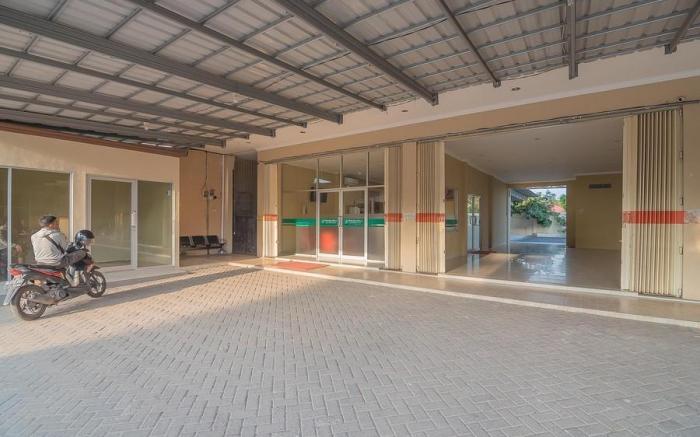RedDoorz Plus near Syamsudin Noor Airport 3