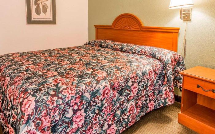 Days Inn by Wyndham Savannah Gateway I-95
