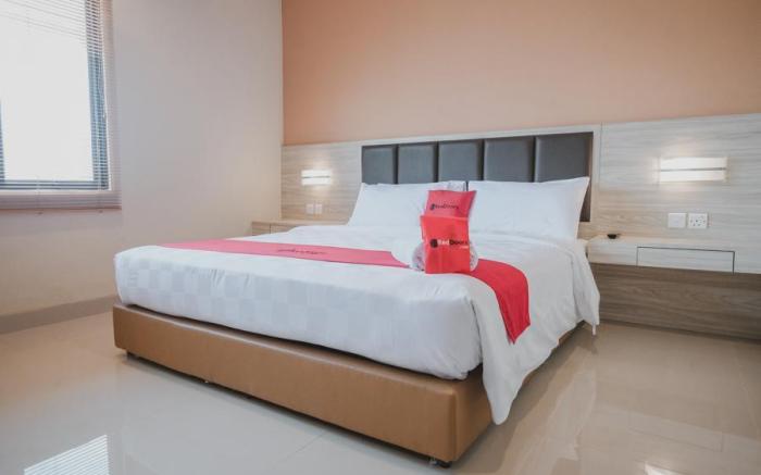 RedDoorz Plus near Ferry Terminal Batam Center