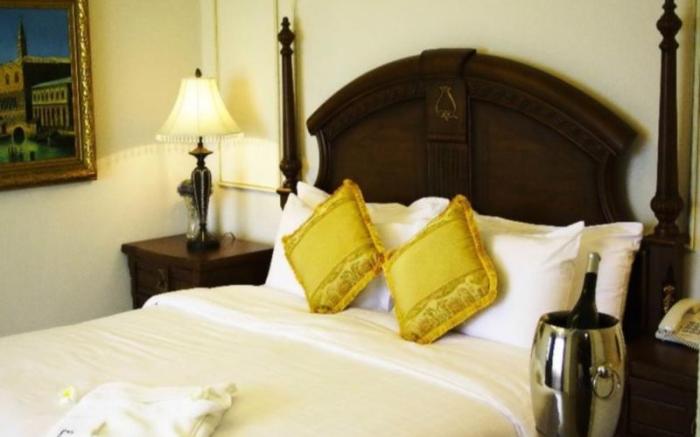 Four Seasons Place Hotel