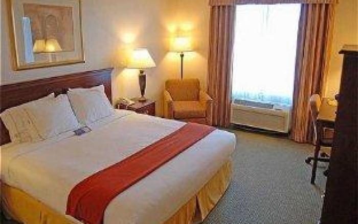 Holiday Inn Express Woodland By IHG