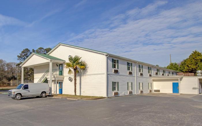 Plantation Inn & Suites Near Locust Grove I 75