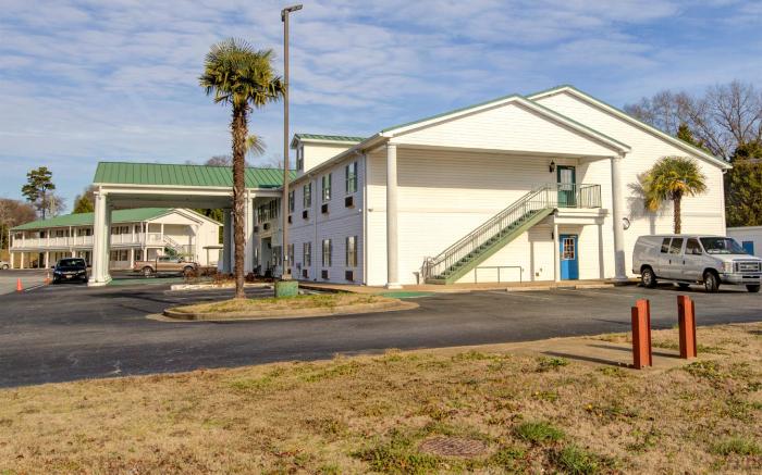 Plantation Inn & Suites Near Locust Grove I 75