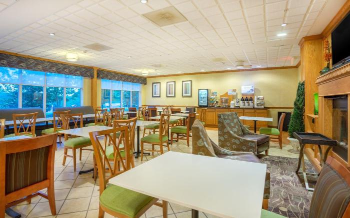 Holiday Inn Express Hotel & Suites Woodbridge By IHG