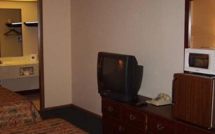 Budgetel Inn & Suites