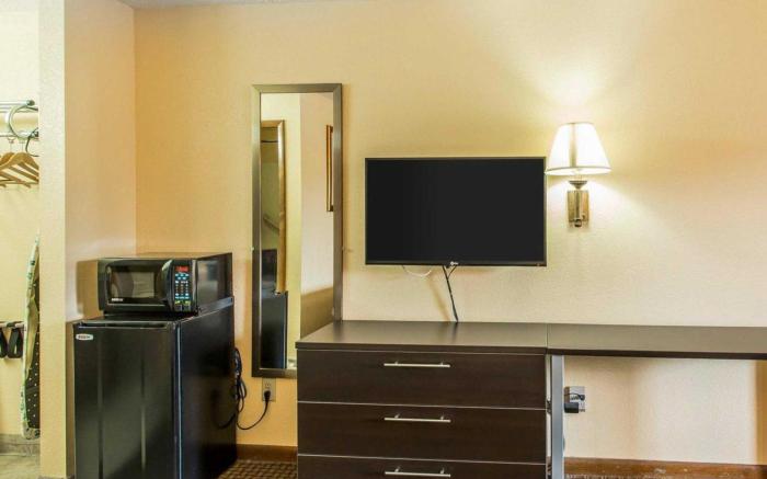 Econo Lodge North