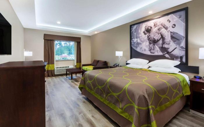 Super 8 by Wyndham Kingwood Houston North