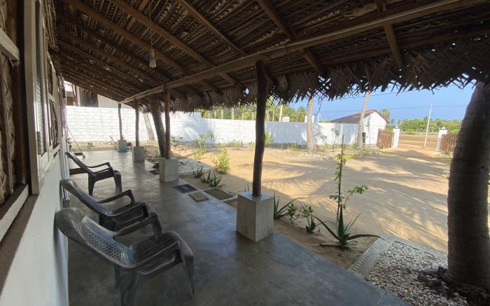 Budget Double Room in Kalpitiya with King Bed