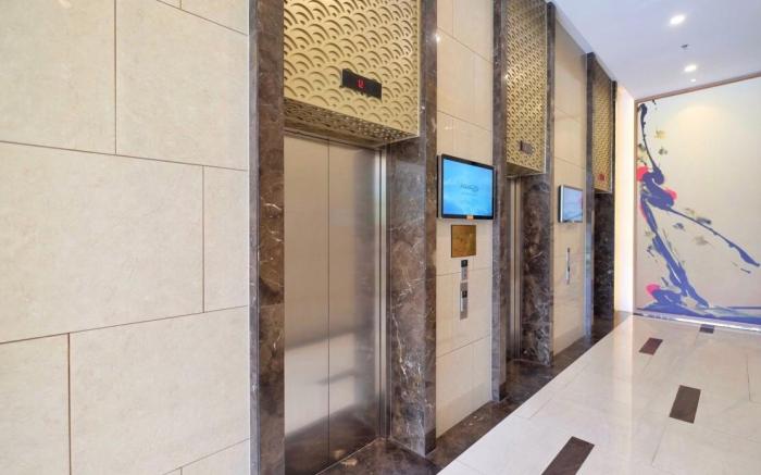 DOWNTOWN 2BR APT, High Floor, FREE POOL