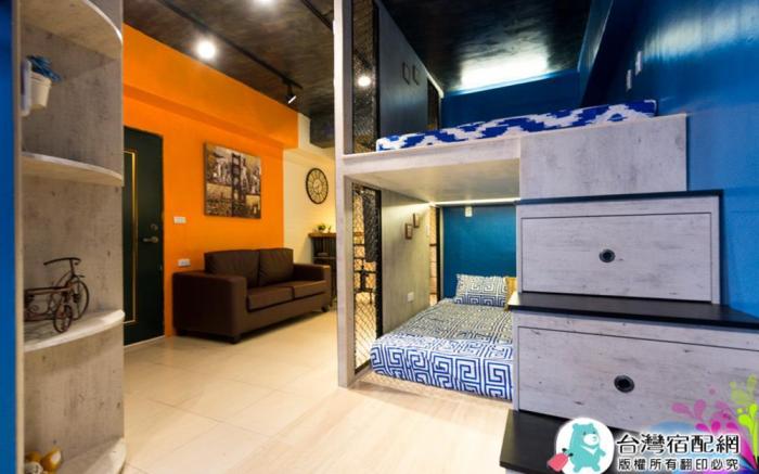 Auspicious six-person room