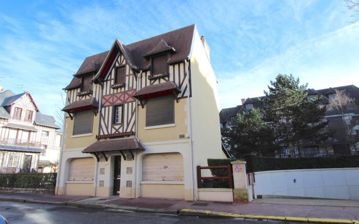 LE ROYAL, a high standard flat in sweet Deauville