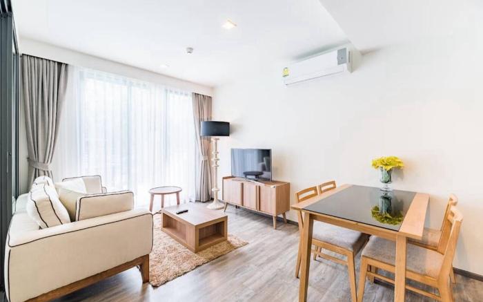 Onebed The Deck Patong condo, quiet, fast wifi，GYM