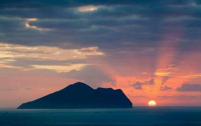 Rustic tiny house w/ two rooms + Oceanside View