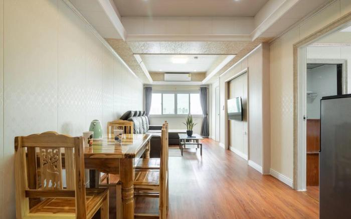 Two bedrooms and one living room(business I）
