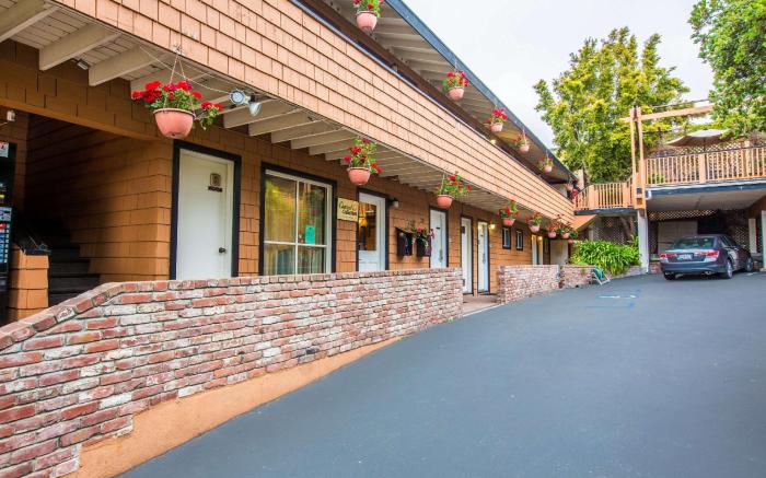 Clarion Collection Carmel Oaks Inn