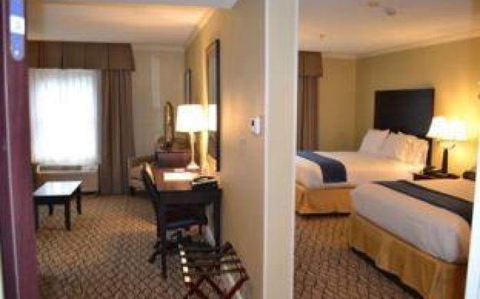 Holiday Inn Express and Suites Merrimack By IHG