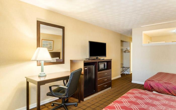 Howard Johnson by Wyndham Malden Boston Area