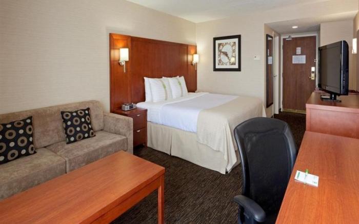 Holiday Inn Oakville Centre By IHG