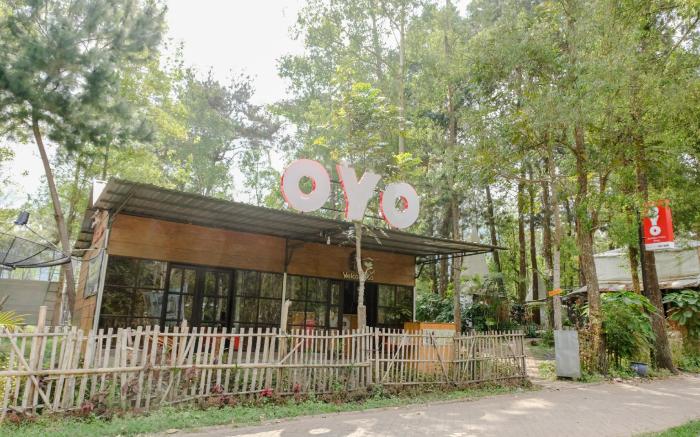 OYO 1160 Apache Camp Batu