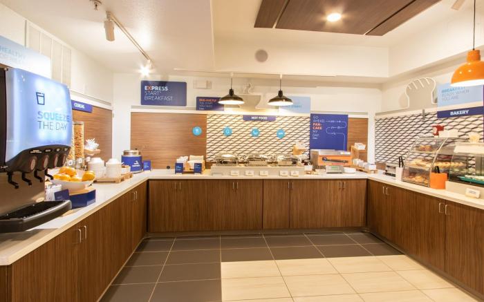 Holiday Inn Express Hotel & Suites Roseville - Galleria Area By IHG