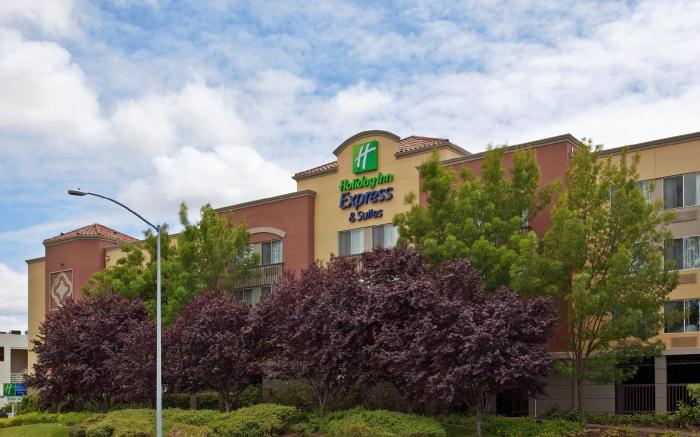 Holiday Inn Express Hotel & Suites Belmont By IHG
